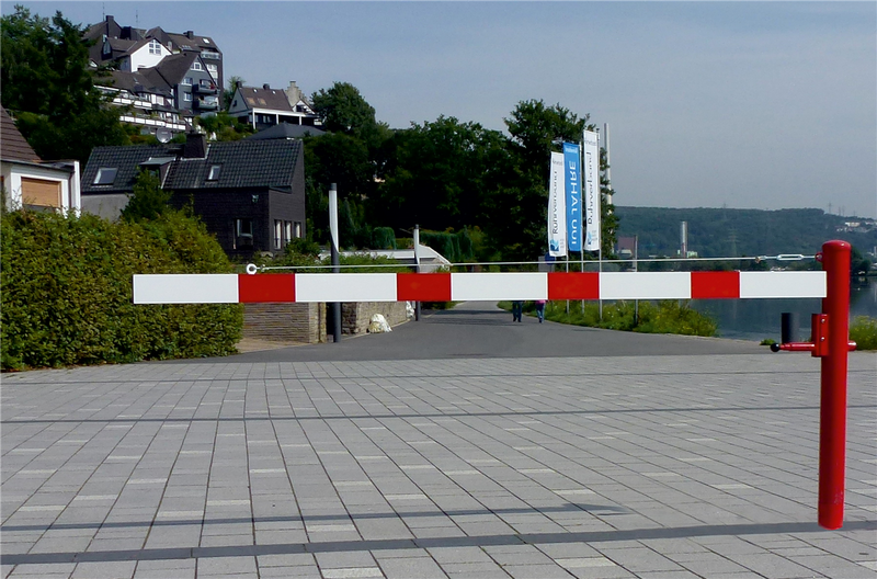 Okretna barijera s ojačanjem zateznim užetom