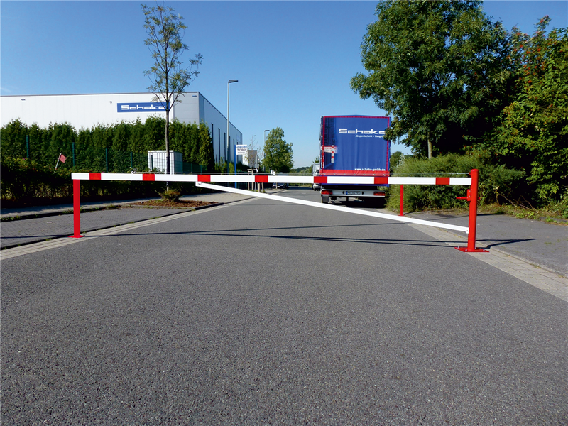 Okretna barijera s potpornom cijevi i ojačanjem zateznim užetom