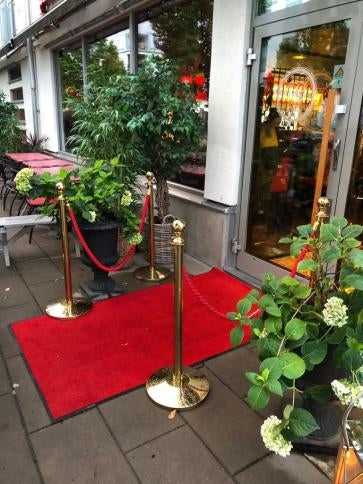 (4 Pack) - pacote de entrada VIP Flexibarrier incluindo postes, cordas e alcatifa