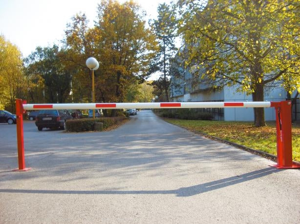 Ručna rampna barijera s pneumatskom oprugom i fiksnim potpornim stupom